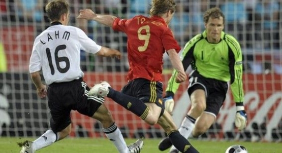 Fernando “El Niño” Torres (merah) mencetak gol pada final Piala Eropa 2008 (Sumber: dw.com)