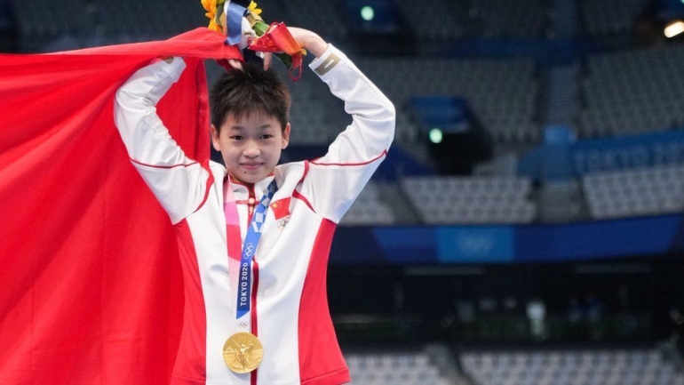 Quan Hongchan memenangi medali diving dengan angka sempurna dari ketiga juri. Photo: Getty Images. 