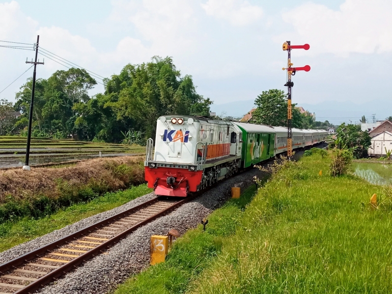Kereta Api Tawangalun, salah satu kereta api kelas ekonomi jarak jauh yang disubsidi oleh pemerintah. (Sumber: Dokumentasi Pribadi)
