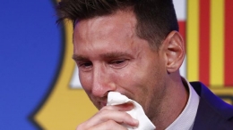 Tangisan Messi dalam jumpa fans di Nou Camp (Foto AP/Joan Monfort)