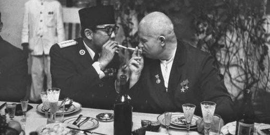 Soekarno dan Brezhnev (merdeka.com)