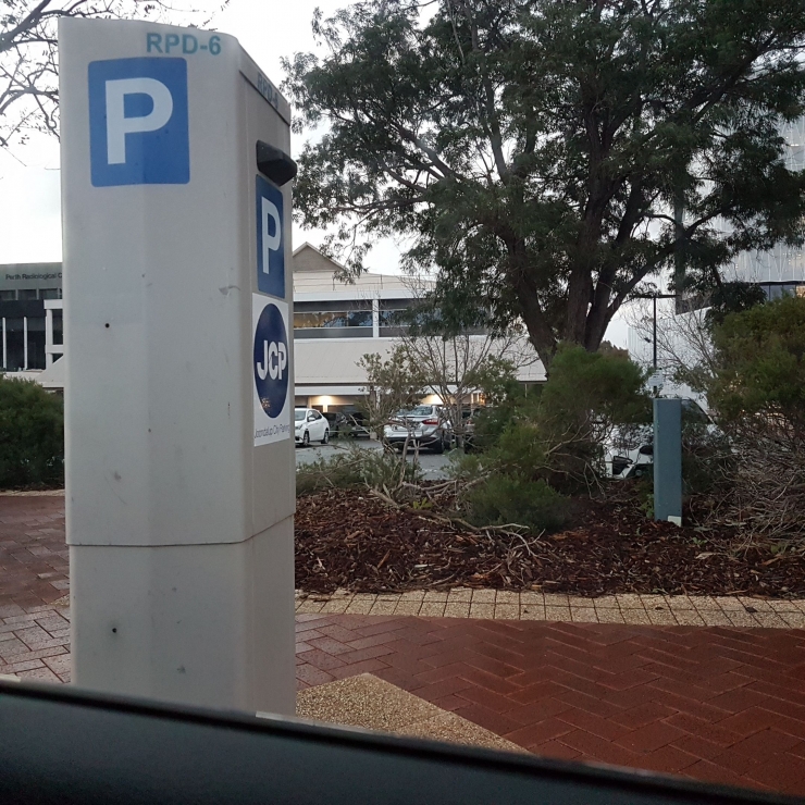 Tempat pengambilan dan pembayaran tiket parkir terlihat dengan tulisan P (dok pribadi)
