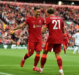 Roberto Firmino dan Kostas Tsimikas (kanan) tampil bagus saat Liverpool menang 3-1 atas Osasuna (10/8).  Foto: liverpooloffside.sbnation.com/