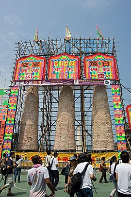 Menara Bakpao di Cheungchau Bun Festival, Sumber: cheung-chau.com
