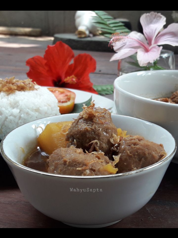 Yuk, memasak Semur Berkuah Bola-bola Daging Sapi yang segar dan nikmat. | Foto: Wahyu Sapta.