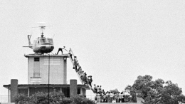Warga Amerika ketika meninggalkan Saigon yang menandai berakhirnya perang Vietnam. Photo: itourvn.com