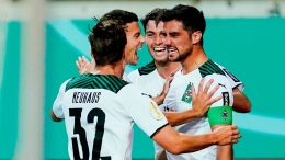 Pemain Borussia Monchengladbach merayakan gol ke gawang Kaiserslautern. (via thenewsmansion.com)