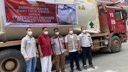 Foto bersama perwakilan PT IMIP dengan Gubernur dan Wagub Sulteng di depan bantuan ISO tank oksigen. Foto: DOK. PT IMIP