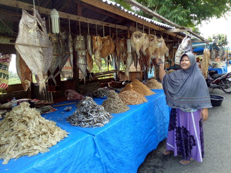(Shinta Dewi, Pedagang Ikan Asin di Pulot, Leupung, Aceh Besar/Foto: Hamdani)