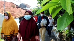 Perjalanan ke rumah-rumah warga yang sedang isolasi mandiri untuk membagikan sembako bersama ibu RT dan tokoh masyarakat (dokpri)