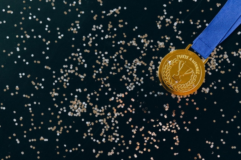 Ilustrasi penghargaan medali untuk atlet. Sumber: Pexels/Nataliya Vaitkevich