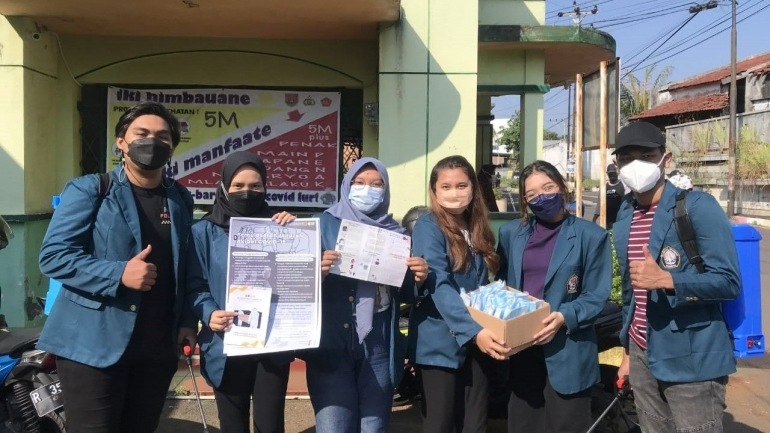 Mahasiswa KKN TIM II UNDIP 2021 Melakukan Penyemprotan Disinfektan di Kelurahan Kaliwiru, Candisari, Kota Semarang