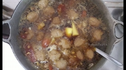 Masukkan kentang ke dalam kuah semur bersama bola-bola daging. Masak hingga matang. Kurang lebih 30 menit. | Foto: Wahyu Sapta.