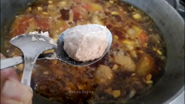 Bulatkan bahan adonan bola-bola daging dengan dua sendok. Masukkan dalam kuah semur. | Foto: Wahyu Sapta.