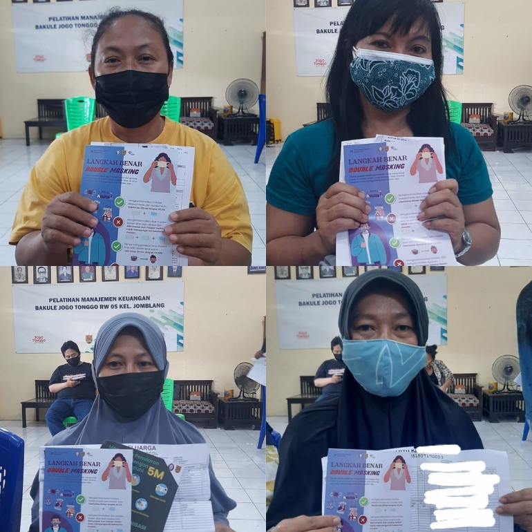 Membagikan leaflet edukasi double masker yang benar kepada masyarakat Kelurahan Jomblang (dokpri)
