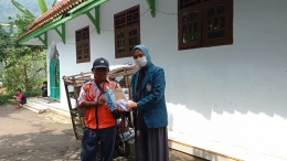 Membagikan masker, poster, dan handsanitizer kepada warga RT 16 Desa Lambur