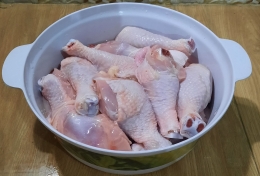 Ilustrasi gambar, marinasi ayam dengan air jeruk nipis dan garam. Dokpri Yuliyanti