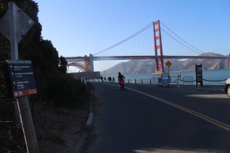 ada jalan untuk bersepeda di bawah jembatan/dokumentasi pribadi