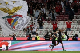 Pemain Benfica merayakan gol ke gawang Spartak Moscow. (via apnews.com)