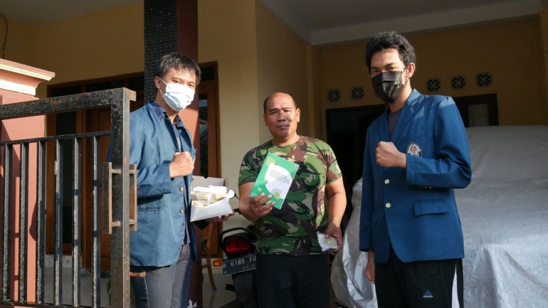 Abdul Khafid (kanan) membagikan booklet tanaman obat kepada warga RT 04 RW 05 Kelurahan Kedungpane (Dokpri)
