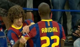 uyol Memberikan Ban Kapten kepada Abidal saat Peraayaan Juara Liga Champions 2011 (Sumber: bigsoccer.com)