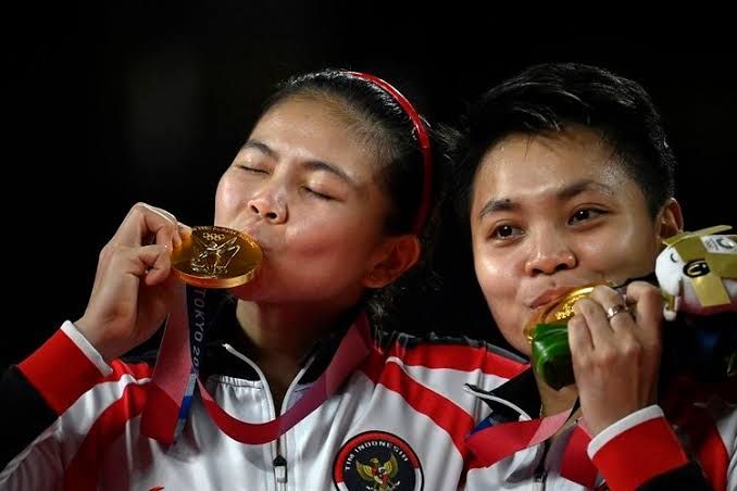 Apriyani Rahayu bersama dengan Greysia Polii di podium juara Olimpiade Tokyo. Gambar: kompas.com