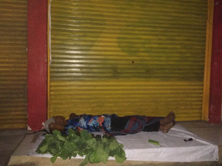 Hasan penjual Genjer saat tertidur di emperan toko, di Pasar Pandeglang, (dok. Aldo)