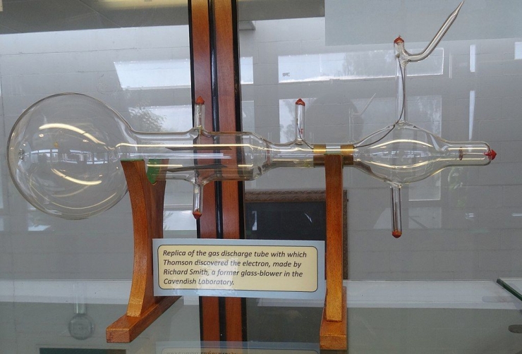 Tabung sinar katoda, alat yang digunakan Thomson untuk menemukan elektron./Foto: Laniakea-rubikon