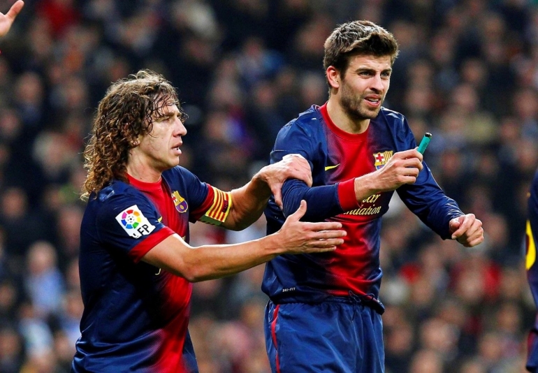 Puyol (kiri) Merebut Korek Api yang Sedang Dipegang Piqué (kanan) (Sumber: marca.com)