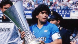 Maradona memenangkan Piala UEFA Cup bersama Napoli (Sumber: Getty Images)