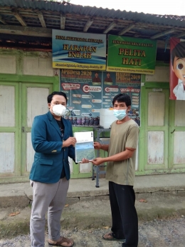 Dokumentasi: Penyerahan Booklet miniplan Dusun Nglotak kepada kepala dusun/dokpri