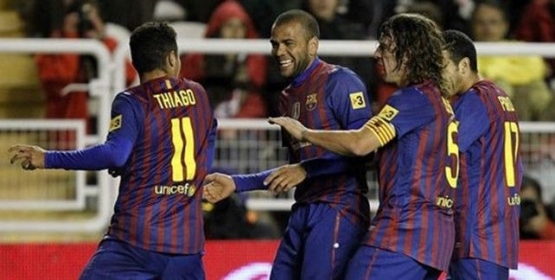 Puyol Menghentikan Tarian Selebrasi yang Dilakukan Thiago dan Alves (Sumber: bola.net)