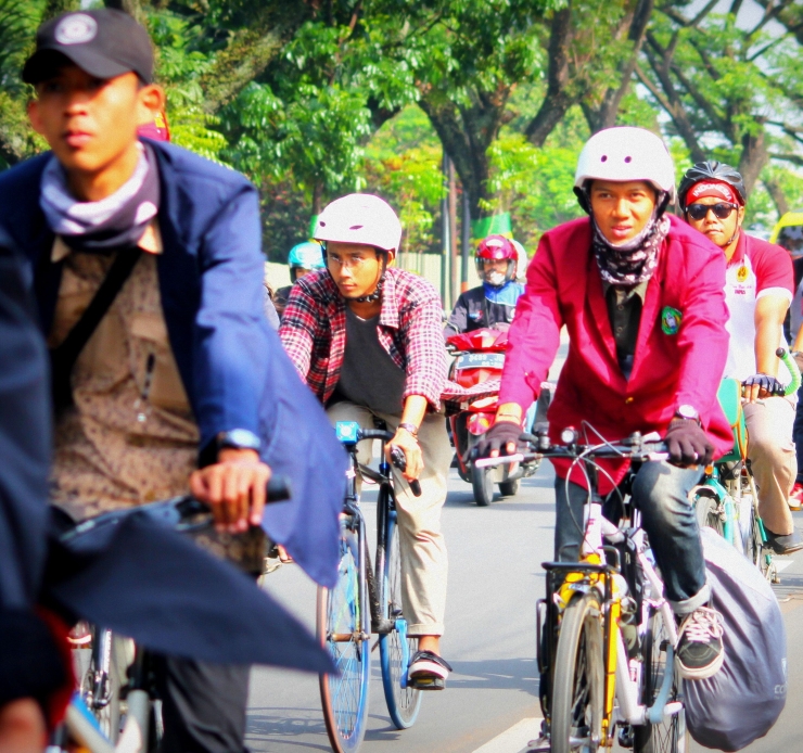 Bersepeda ke Kampus . Foto : Eco Transport