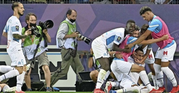Pemain Marseille merayakan gol ke gawang Montpellier. (via vnexplorer.net)