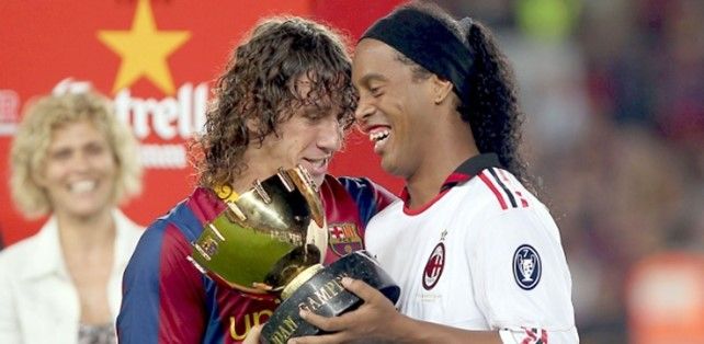 Puyol Memberikan Trofi Joan Gamper kepada Ronadinho (kanan) (Sumber: uol.com.br)