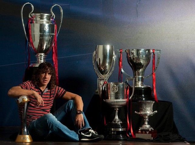 Puyol bersama Enam Trofi Juara yang Tahun 2009 (Sumber: @Football__Tweet)