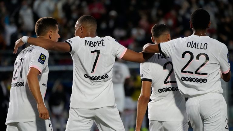Pemain Paris Saint Germain merayakan gol ke gawang Troyes. (via skysports.com)