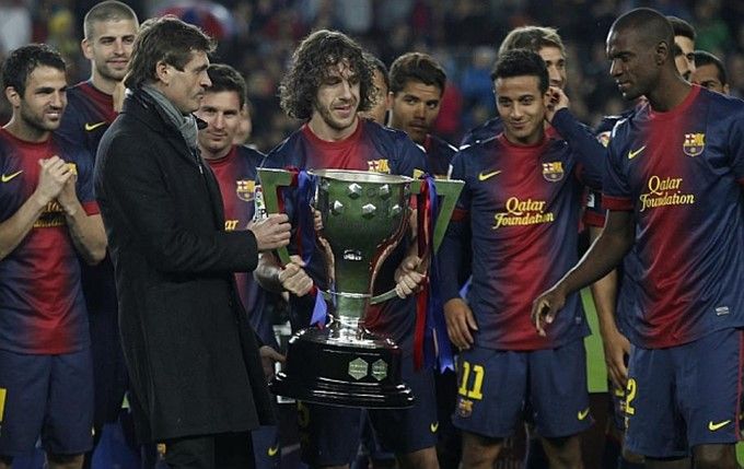 Puyol Memberikan Trofi La Liga kepada Tito dan Abidal (Sumber: marca.com)