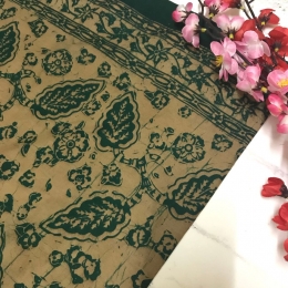 Batik cap motif Bungo Keladi khas Jambi, yang proses pembuatannya menggunakan lilin panas, sehingga bisa dikategorikan sebagai batik asli | Dokpri