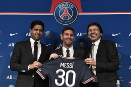 Lionel Messi, diapit Leonardo Araujo (Direktur Teknik PSG, kanan) dan Nasser Al Khelaifi (Pemilik PSG, kiri). Sumber gambar: Kompas.com
