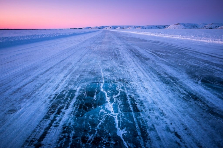 Jalan es. Sumber: https://www.desmog.com/2017/05/17/famous-canadian-ice-road-melts-last-time/