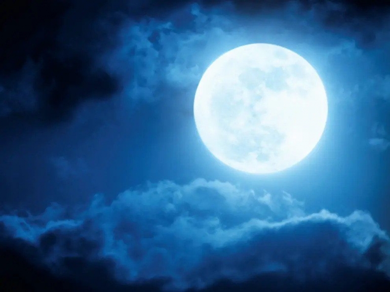 Bulan purnama.  Sumber: https://www.independent.co.uk/