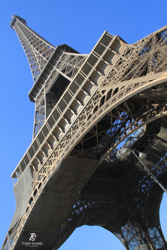 Konstruksi Eiffel terbuat dari besi sehingga harus dicat kembali setiap 7 tahun. Sumber: dokumentasi pribadi