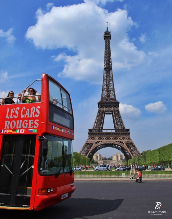 Bus wisata di depan Menara Eiffel. Sumber: dokumentasi pribadi
