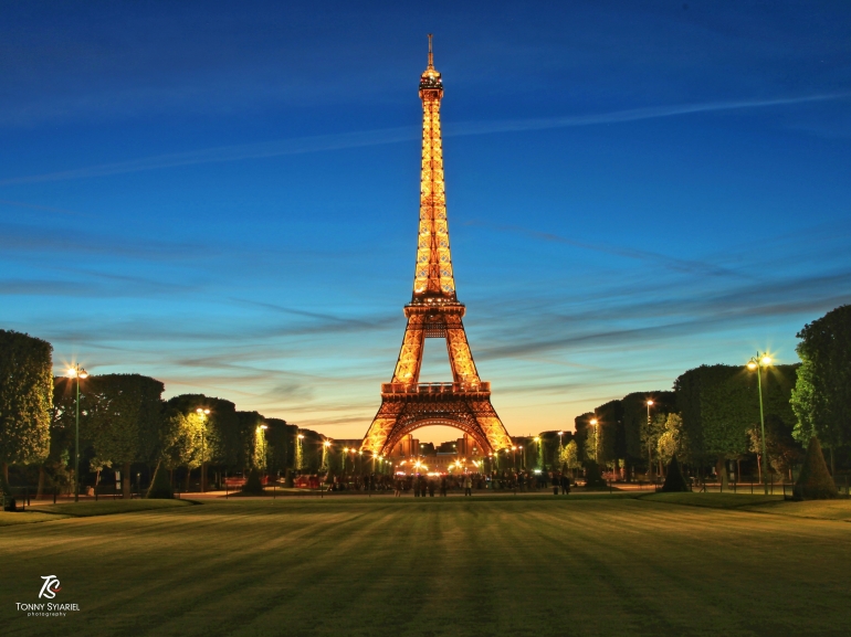 Menara Eiffel dilihat dari Champ de Mars-Paris. Sumber: dokumentasi pribadi