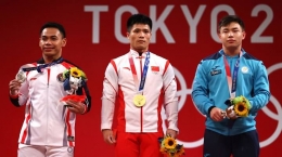 Eko Yuli (kanan), Li Fabin (tengah), dan (Igor Son). Para peraih medali cabor angkat besi Olimpiade Tokyo 2020. Reuters/Edgard Garrido