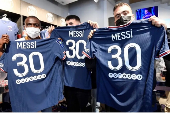 Jersey 'Messi 30' yang diburu fans Messi dan PSG. Sumber: AFP / www.thesun.co.uk