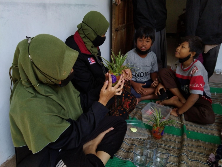 Dokumen Pribadi: Foto kegiatan edukasi pembuatan tanaman Hydrogel