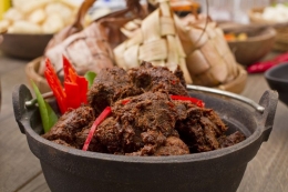 Ilustrasi rendang daging, salah satu kuliner khas Indonesia dari Sumatra Barat. Sumber: Shutterstock/Ismed_Photography_S via Kompas.com