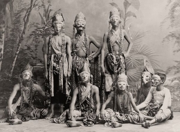 Para seniman tari topeng di Jawa awal pada awal abad 20. Dok. US Library Of Congress 